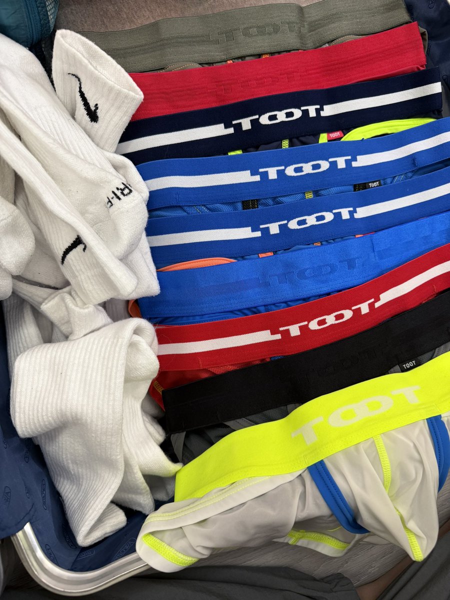 整理行李猶豫最久的竟然是⋯內褲
10天後回來就可以賣內褲、襪子
#三角控
#內褲控
#白襪