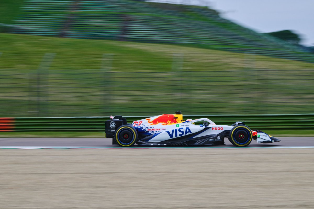 F1's tweet photo. That glorious Racing Bulls livery - lighting up Imola Circuit 😍

#F1 @visacashapprb https://t.co/rgdOZdrO5s