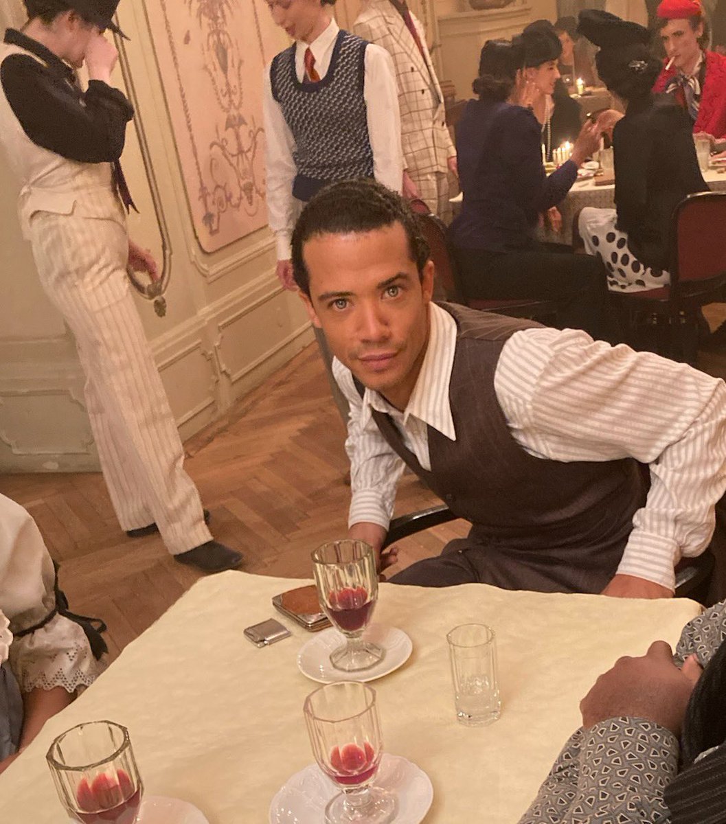 iwtvupdates's tweet photo. Jacob looks gorgeous as Louis in new behind the scenes picture from set! https://t.co/YbzAearCaB