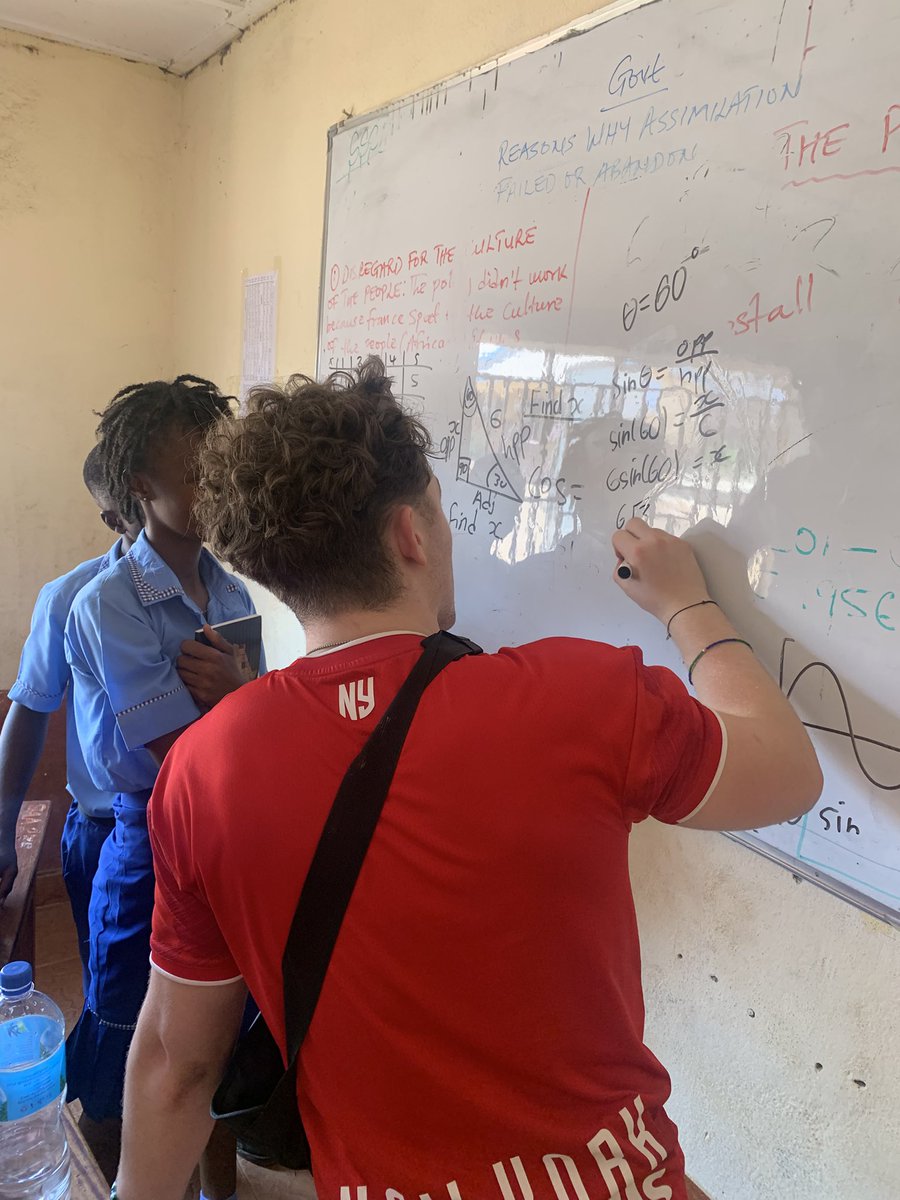 Always time for a bit of Maths! One of our A-Level students decided to teach some Maths to the students at St. Ambrose Academy and they loved it! #sierraleone #immersion #togetherwebuild 🇸🇱