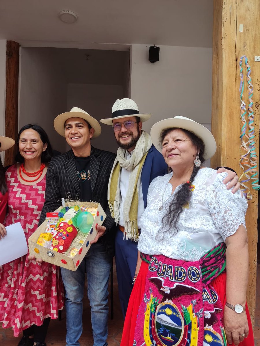 CulturaCUE's tweet photo. 🎉¡Iniciamos la fiesta del #Carnaval  junto a la #ruralidad! trasladamos la tradicional celebración de #CompadresYComadres al #Museo y lo articulamos al #patrimonio con la entrega de la #GuaguaToquillaDelCarnaval al @LlacaoGAD  en una muestra de innovación y habilidad #artesanal https://t.co/7Y7AM4dge1
