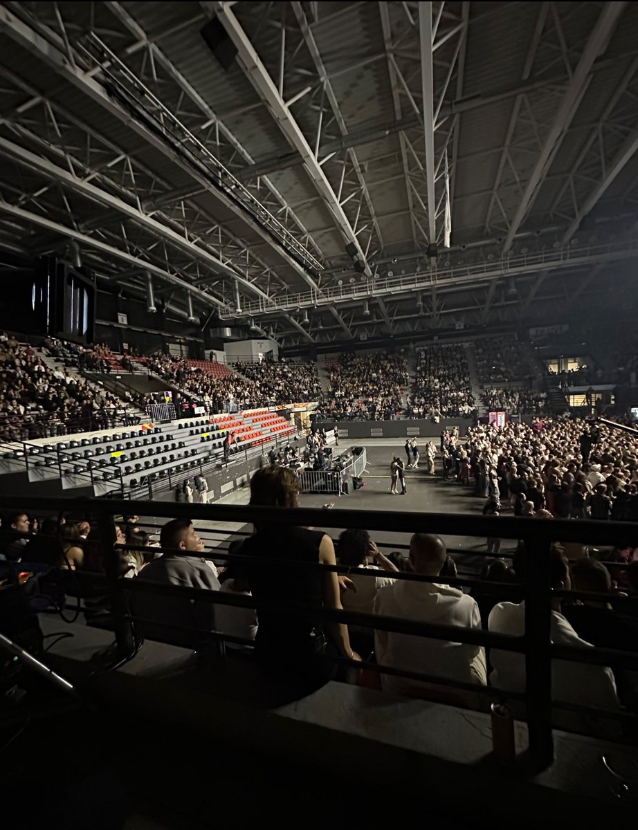 noahhhbeck1's tweet photo. @Voyin9 Karleušin koncert u skoplju vs nađite od milice da vidite koliko punije je bilo https://t.co/BIcDl5q089