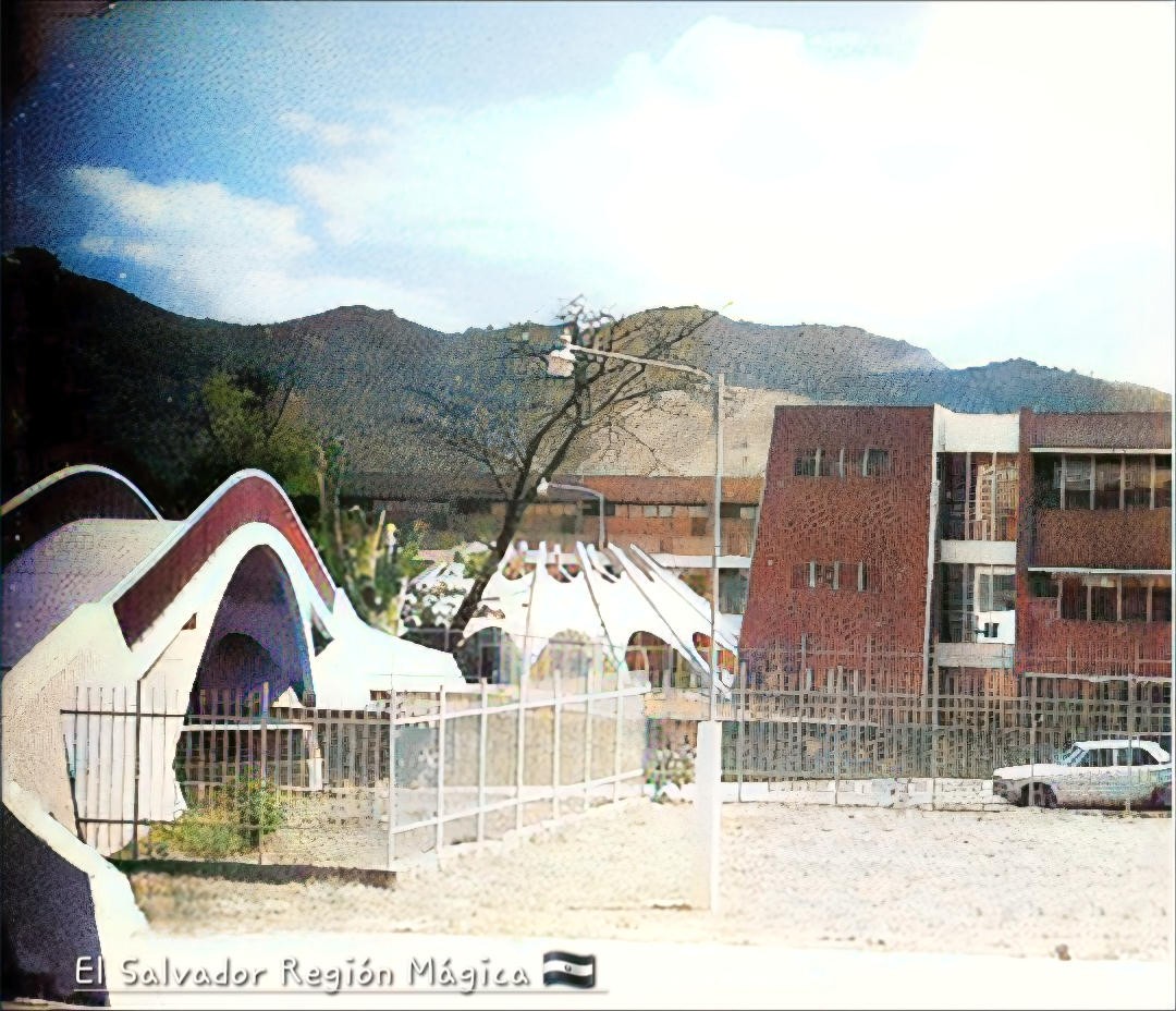 Edgard0Delgad0's tweet photo. 📸✨ ¡Instalaciones del Instituto Nacional General Francisco Menédez (INFRAMEN)! Ubicado al final de la 29 Calle Oriente y 20 Avenida Norte en San Salvador. 🏫💚
¿Quiénes de aquí fueron alacranes? 🦂 👇
Fotografía restaurada y coloreada 🎨
#INFRAMEN #SanSalvador #Alacranes https://t.co/d0Ux3pqsYr