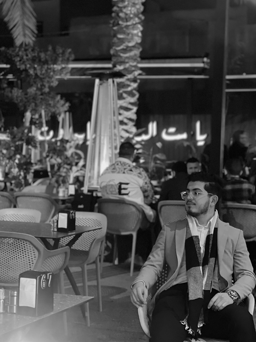 heznbehindscnce's tweet photo. المثير للدهشة 
أن تكون فلسفتك حزينة ووجهك بشوش
وتحب الصباح ولا تفوتك سهر الليل 
قلبك يغلي وأفعالك باردة https://t.co/u5pjWwaFJl