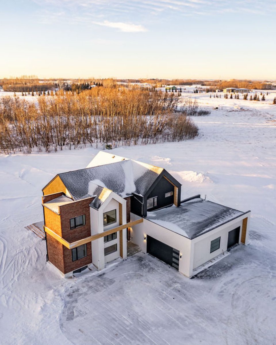 Elegance meets sustainability in this year's Saskatoon Home Lottery grand prize showhome 🏡✨

L'élégance rencontre la durabilité dans la maison vedette du grand prix du Saskatoon Home Lottery de cette année 🏡✨

#Caesarstone #SaskatoonHomeLottery #SustainableDesign #Porcelain