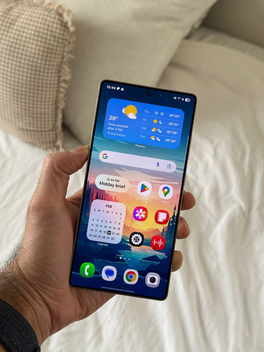 The S25 Ultra is my first Android phone in over 10 years and I can't get over how great the notch-less and island-less screen is 🔥