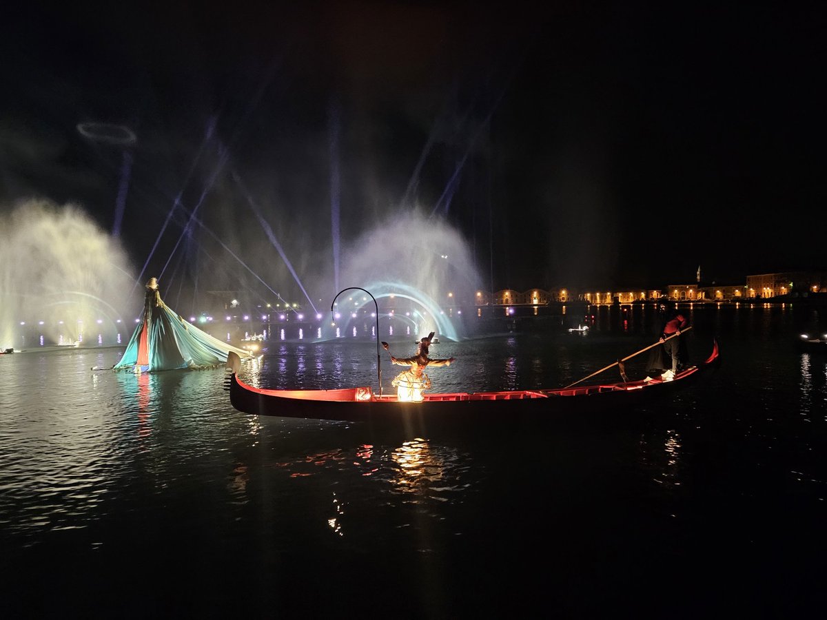 Uno show emozionante che farà rivivere le avventure di Giacomo Casanova. 

Stasera prove generali dell' Arsenale Water Show 2025: GIACOMO. Una storia d’amore.

Domani prime date ufficiali.

carnevale.venezia.it/arsenale-water…