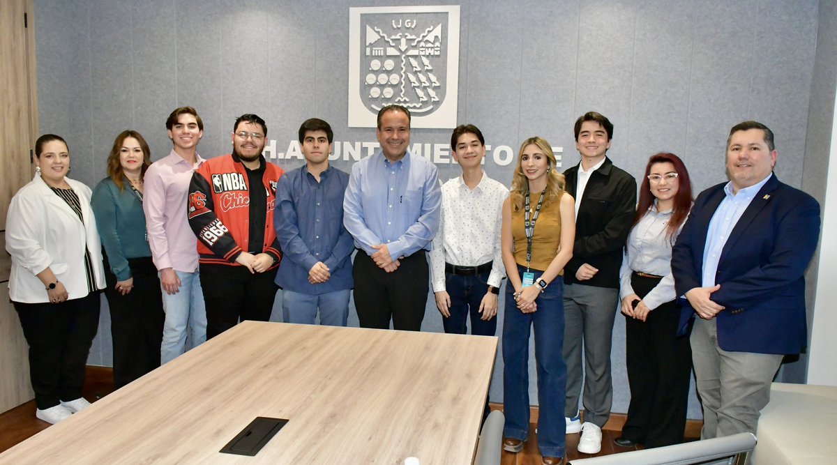 tonoastiazaran's tweet photo. Las ideas de los jóvenes siempre aportan nuevas soluciones para mejorar nuestra ciudad.

Conocimos propuestas innovadoras de alumnas y alumnos del @TecdeMonterrey, para fortalecer la transparencia y la movilidad sustentable, desarrolladas tras semanas de trabajo en equipo con diversas áreas del Ayuntamiento:

🔹 “Tu Voz en QR”, para que la ciudadanía evalúe a servidores públicos.
🔹 “Tu Derecho, Tu Portal”, para facilitar el acceso a la información.
🔹 “La H Sostenible”, para impulsar ciclovías y monitoreo ambiental.

¡Nos entusiasma su talento! Seguiremos trabajando juntos para convertir estos proyectos en realidad. 💪

#TrabajoQueSeNota