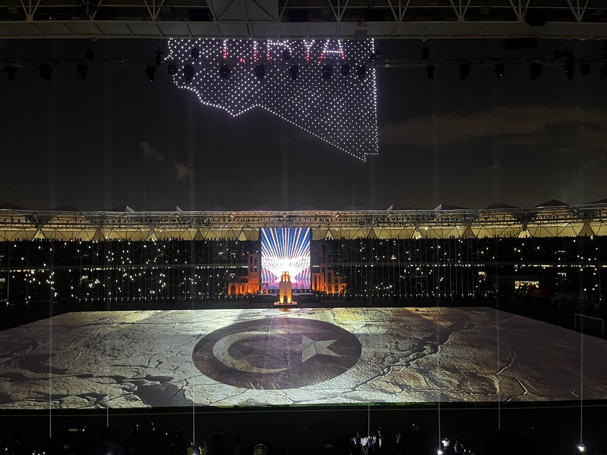 Ouverture en (TRÈS) grandes pompes du stade de #Benghazi ce soir #Libye