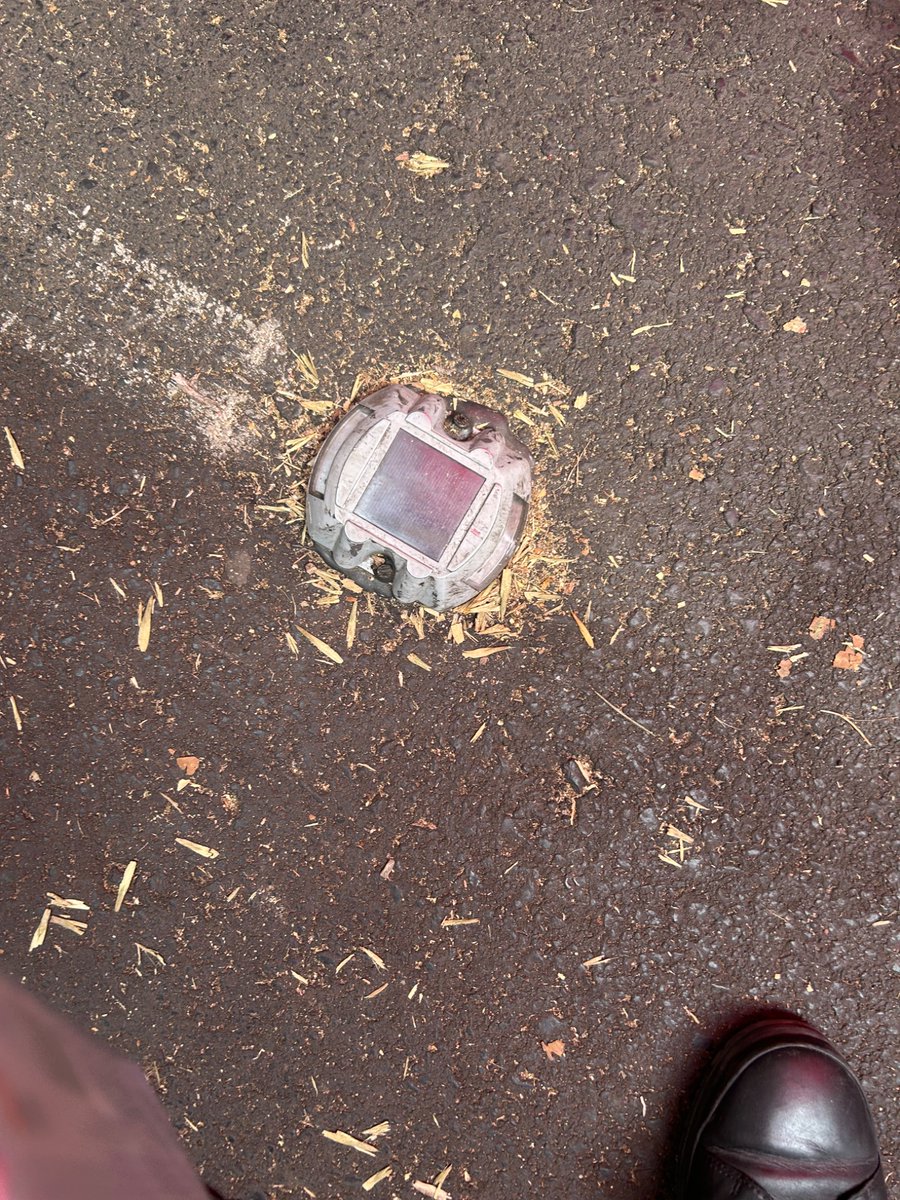 @alcaldiacuauhtemoc  ¿Saben las caídas que estos cuadros de luz han provocado en el tianguis de Pachuca? Muchas otra “brillante idea” que no analizaron. <a href="/cdmx/">Ba Nguyen</a>