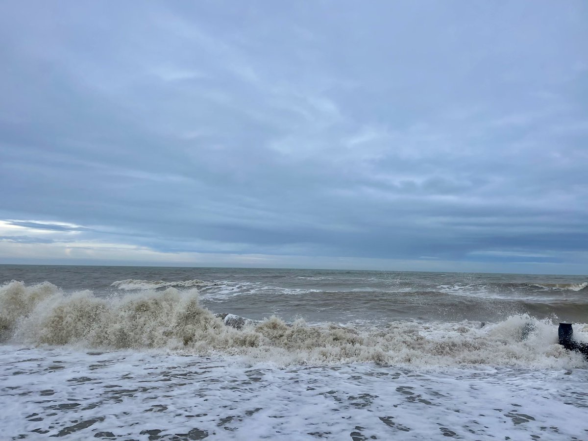 AngelikaHTCG's tweet image. Stormy weather again 🌊 I need to find some calm waters to continue the #polarbearchallenge 🏊🏻‍♀️ #beachlife #vitaminsea #EastSussex #ThursdayMood ♥️