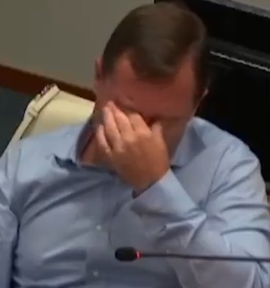cesarcalejon1's tweet photo. Mauro Cid chorando é o retrato de como os covardes autoritários se comportam na derrota. Hoje, ele chora. Caso tivessem conseguido finalizar o golpe tentado, Cid, Bolsonaro e os seus comparsas estariam gargalhando das torturas aplicadas nos seus opositores nos porões do bolsonarismo...