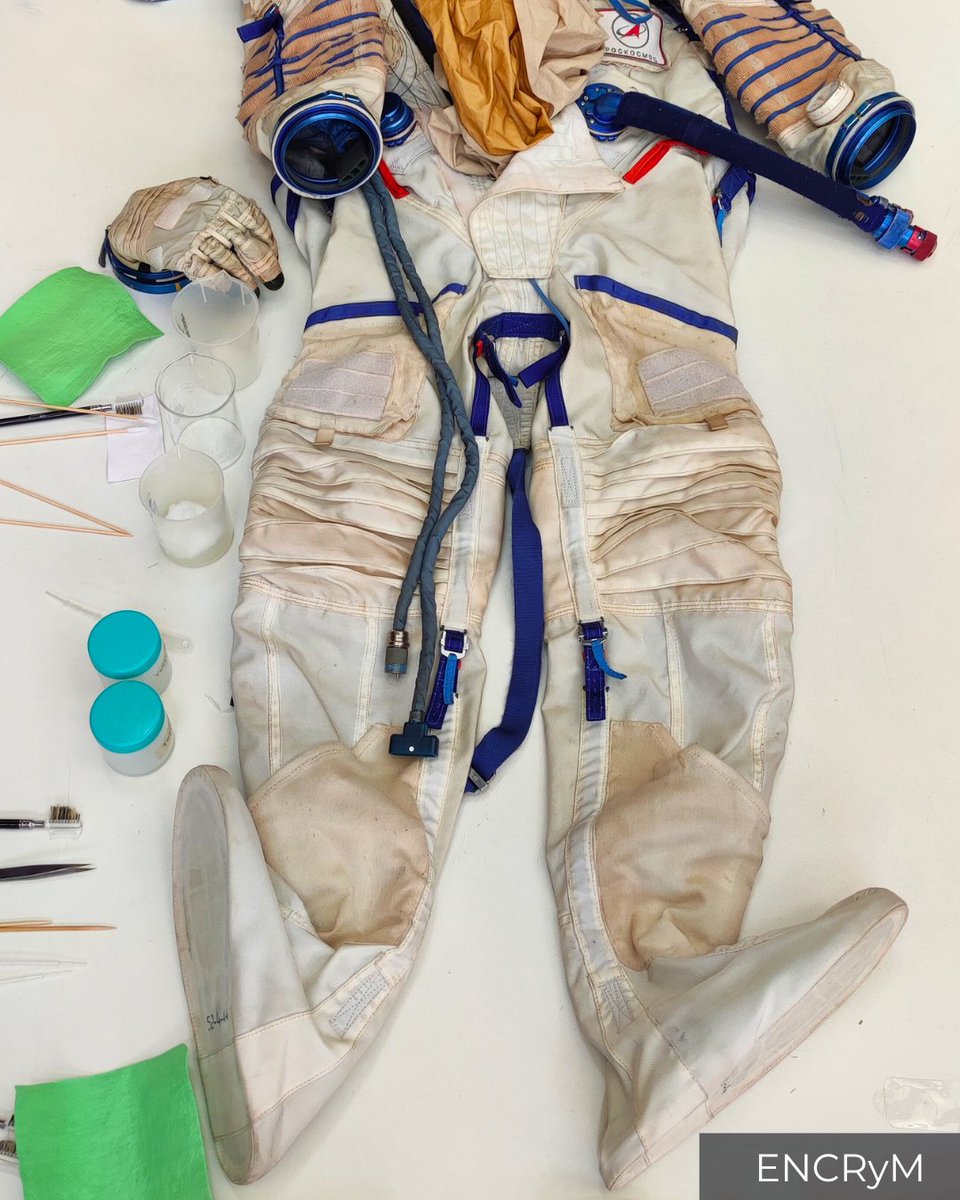 ENCRyM's tweet image. En el Seminario-Taller de Restauración de Textiles de la #ENCRyM, estudiantes trabajaron en la #conservación del traje espacial del astronauta canadiense #ChrisHadfield, el cual ya fue entregado al Sr. Mario Arreola, de la @AEM_mx.