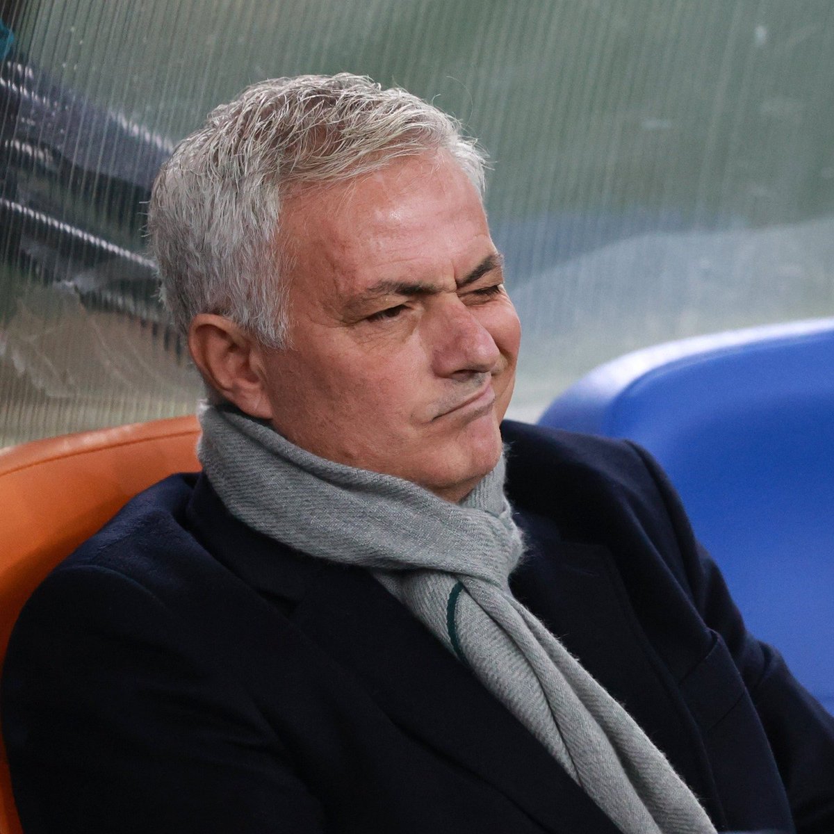 bosunatiklama's tweet photo. Mourinho: "Otelde döner yiyip dizimi seyredeceğim.

Derbiyi, yarın sabah düşünmeye başlarım." https://t.co/ygk3scz2pm
