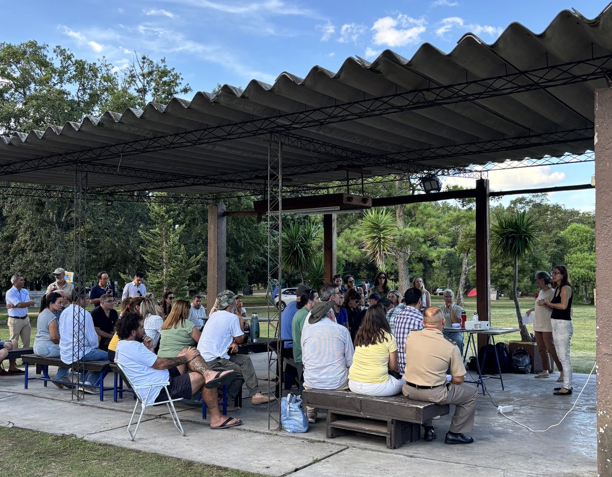 📣 Se conforma la Comisión Asesora Específica del Parque Nacional Arequita.
🤝 Diversos actores se reúnen para acompañar la gestión del área protegida y avanzar en la definición de su plan de manejo.
🌿 Participan el ministro, Robert Bouvier, y el equipo de la DINABISE.
