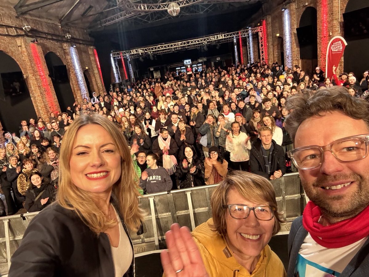Wir legen uns mit denen da oben an. Für dich und mit dir. Während andere Parteien Sündenböcke ganz unten suchen, stehen wir solidarisch zusammen - Danke an alle Menschen aus Dresden, die gestern mit dabei waren. Am Sonntag beide Stimmen Die Linke❤️