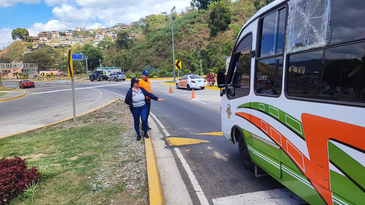INTTORLosTeques's tweet photo. #Despliegue | Funcionarios del INTT Los Teques, en conjunto con la @PNBVzla, exhortan a conductores a no exceder los límites de velocidad establecidos. https://t.co/gxwfnLcAjH