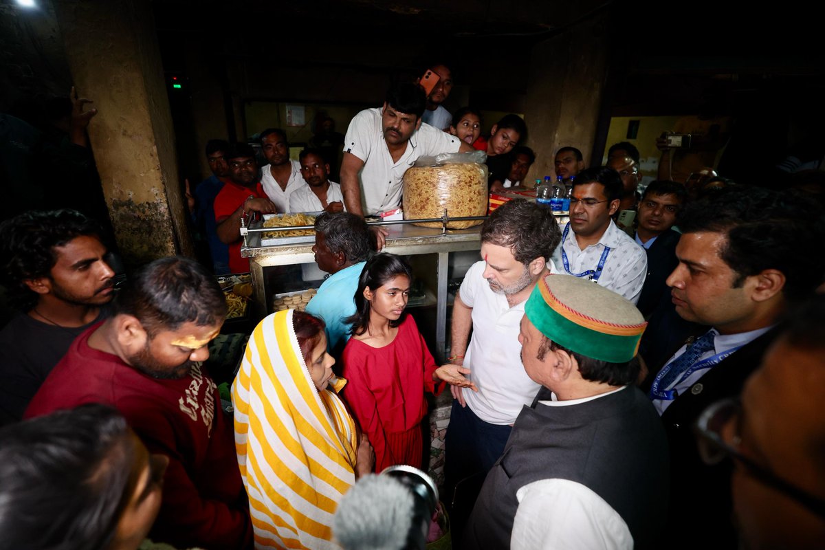 Ansh Vats (@anshvatsinc) on Twitter photo नेता विपक्ष श्री <a href="/RahulGandhi/">Rahul Gandhi</a> ने अपने संसदीय क्षेत्र रायबरेली के ज्वाला स्वीट्स में स्थानीय लोगों से मुलाकात की।
📍 उत्तर प्रदेश नेता विपक्ष श्री <a href="/RahulGandhi/">Rahul Gandhi</a> ने अपने संसदीय क्षेत्र रायबरेली के ज्वाला स्वीट्स में स्थानीय लोगों से मुलाकात की।
📍 उत्तर प्रदेश