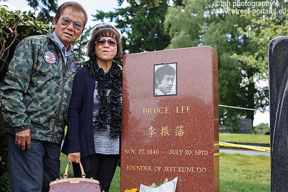 graveyard tourists - Bruce and Brandon Lee’s grave site - 15th avenue east - Seattle #street #streetphotography #graveyard #brucelee #brandonlee #tumbstone #seattle