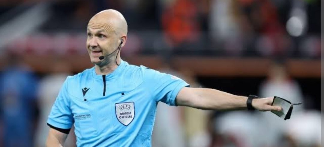 Hakem Anthony Taylor,  Barış Alper 'in Osimhen 'in Sallai 'nin kendini yere atmalarına oyna diyor. Mertens 'in yüzünü tutup düşmelerine devam kararı veriyor.En ufak bir itiraza taviz göstermiyor. Bu yüzden yabancı hakem istemiyorlar.Yapıları bozulacak diye ödleri kopuyor 
#AZvGS