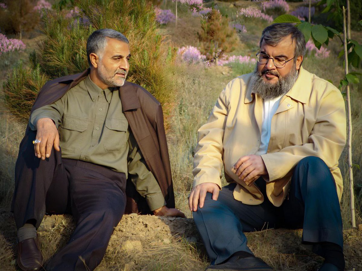 ينشر لاول مرة
صورة تجمع الشهيدان القائدان السيد #حسن_نصر_الله مع الحاج #قاسم_سليماني "رض"

#إنّا_على_العهد_يا_نصر_الله 
#انا_على_العهد #الحفل_المركزي 
#لبنان #العراق #ايران