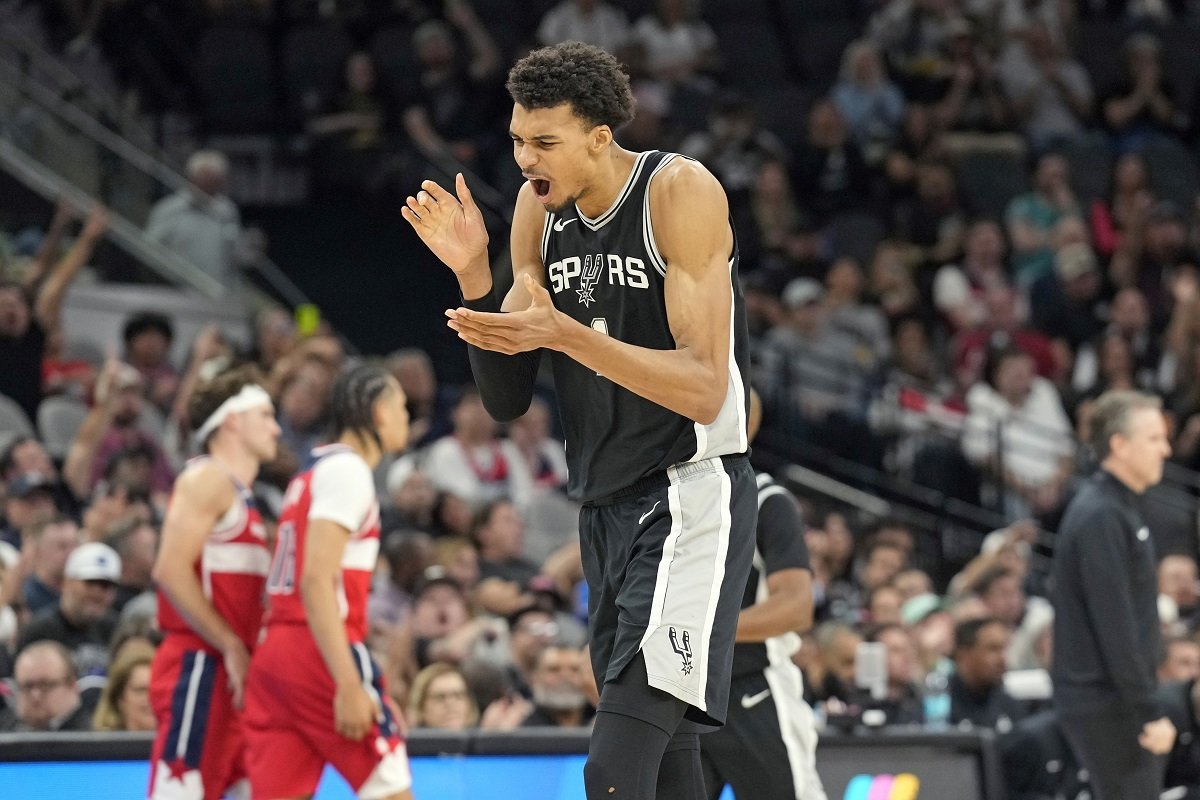 La deuxième saison NBA de Victor Wembanyama se termine donc avec ces chiffres :

46 matchs joués
24,3 points
11 rebonds
3,7 passes
3,8 contres
1,1 interception

En prime : une 1re sélection All-Star, un super passage par Paris et une belle progression des Spurs !