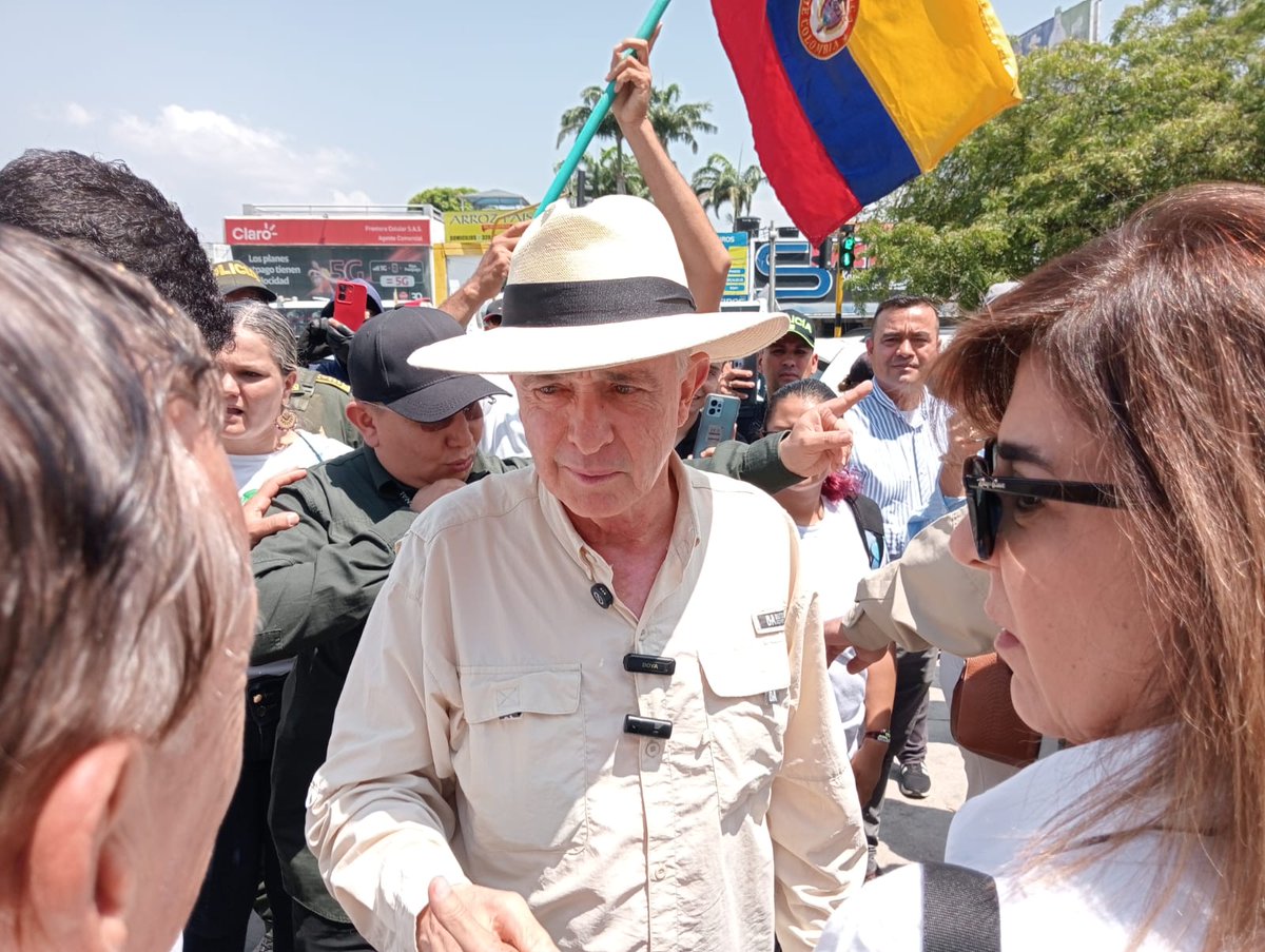 XPost1A's tweet photo. Álvaro Uribe Vélez llegó a Cucuta a vender seguridad democrática. El cinismo y oportunismo de este viejo hijueputa no tiene limites. https://t.co/CfsjOuFjxl