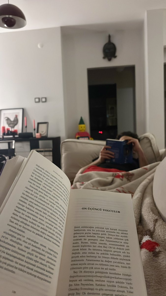 ayaklarımızı birleştirip tek bir battaniyeyi paylaşarak kitap okuyoruz akşamları. evlilik süper.