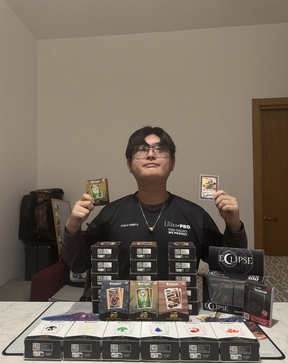 Myra00_mtg's tweet image. Axion now London🇬🇧🧵
Hope to reque to 2025 invi! 
Can’t wait to show off cool Aetherdrift supplies😍

A special giveaway for 1 attendee
Follow + 💟&amp;amp;♻️to win a #DFT #apexsleeves
(Winners will win one too)

Thx @UltraProIntl for the shipment!
Going to be traveling alot this month💪