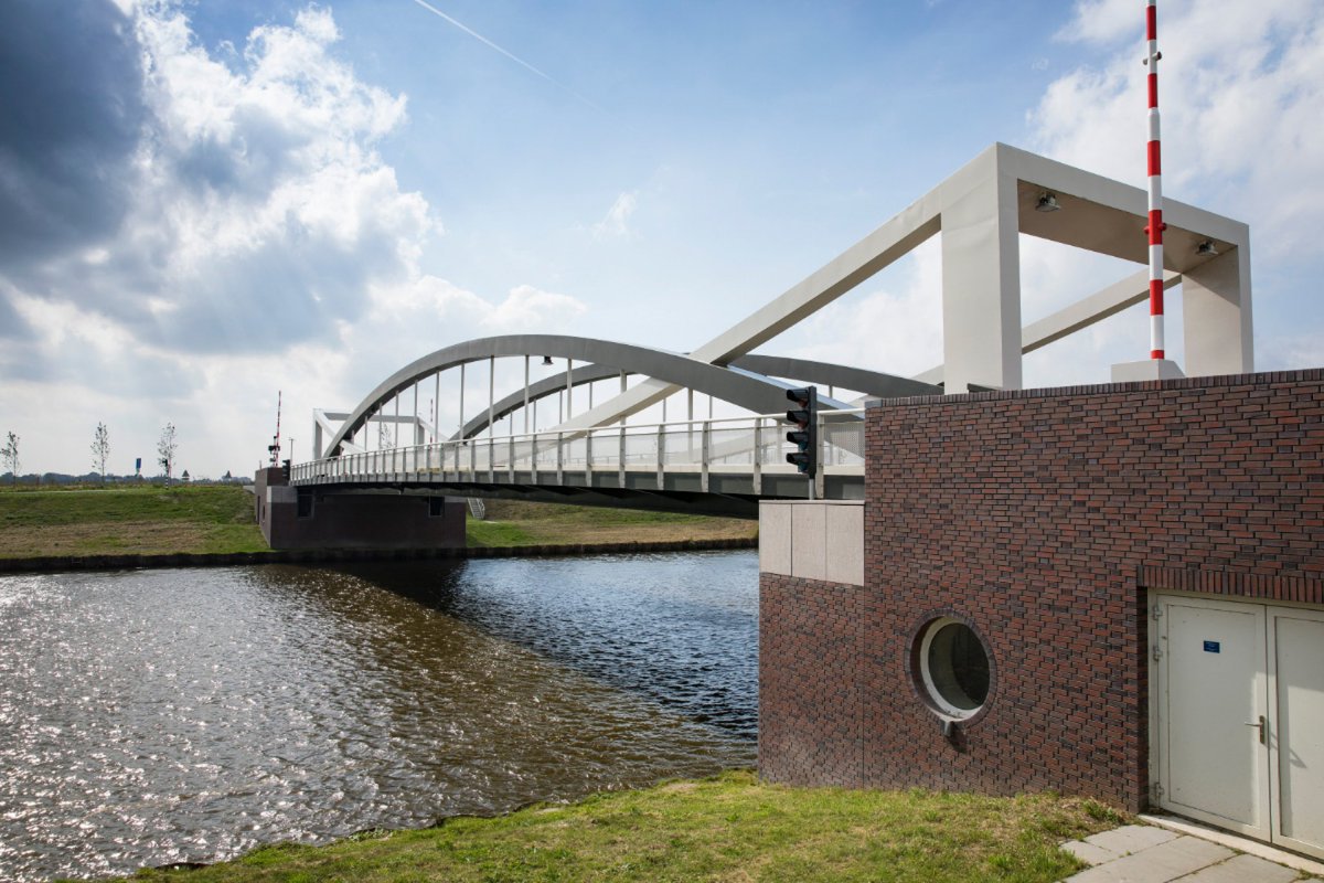 RWS_NN's tweet photo. Vanwege een technisch mankement aan brug #Dorkwerd is deze momenteel afgesloten voor het wegverkeer. De monteurs van onze aannemer werken uiteraard aan een oplossing. Er is inmiddels een omleidingsroute voor het wegverkeer beschikbaar. Er is geen hinder voor de scheepvaart. https://t.co/XJrSjdTAio