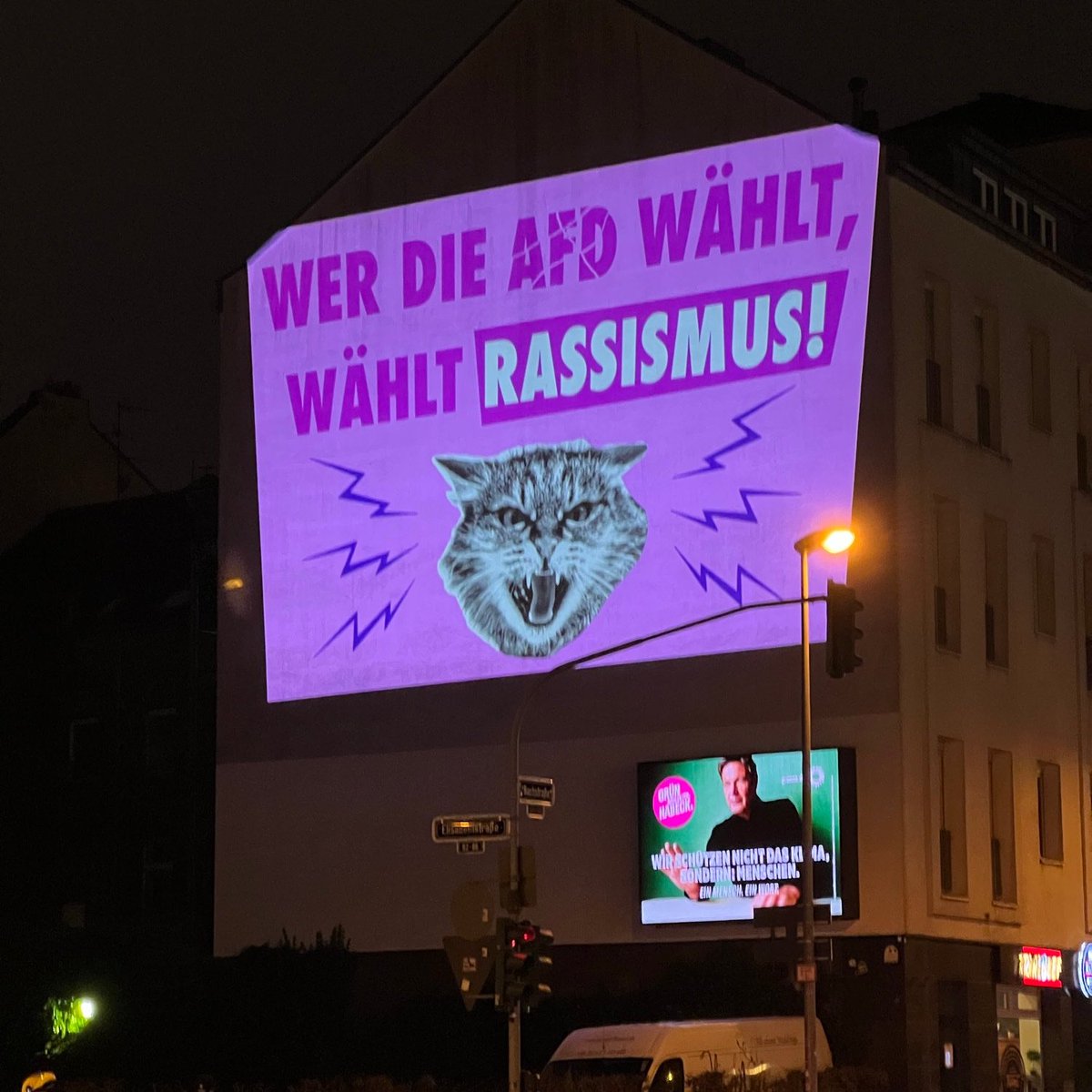 InfoportalDUS's tweet photo. Mehrere hundert Menschen protestieren vor dem „Bürgerhaus Bilk“ gegen eine Veranstaltung der AfD.
An einer Häuserwand sind verschiedene Lichtprojektionen zu sehen deren Inhalte sich gegen die extrem rechte Partei richten.
#NoAfdDus #dus2002 https://t.co/nixg2Dujur