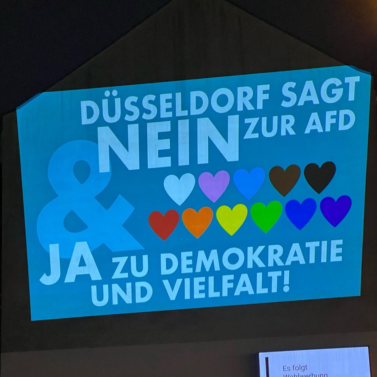 InfoportalDUS's tweet photo. Mehrere hundert Menschen protestieren vor dem „Bürgerhaus Bilk“ gegen eine Veranstaltung der AfD.
An einer Häuserwand sind verschiedene Lichtprojektionen zu sehen deren Inhalte sich gegen die extrem rechte Partei richten.
#NoAfdDus #dus2002 https://t.co/nixg2Dujur