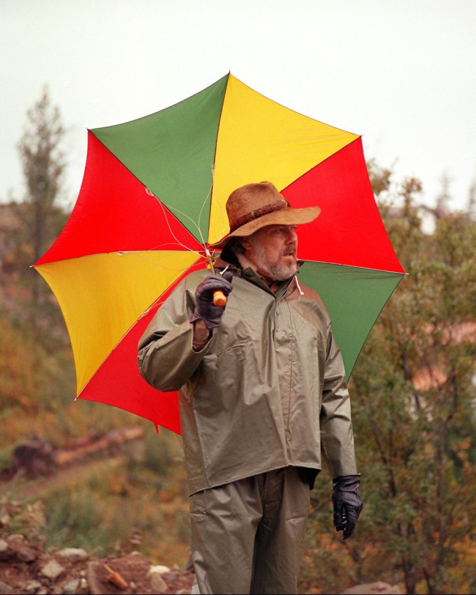 Criterion's tweet photo. Happy birthday to the maverick director Robert Altman, #BOTD in 1925! 🎥 ❤️

Here here is on the set of his beloved masterpieces MCCABE &amp; MRS. MILLER (1971), NASHVILLE (1975), 3 WOMEN (1977) and THE PLAYER (1992). https://t.co/NTDeb2VMVK