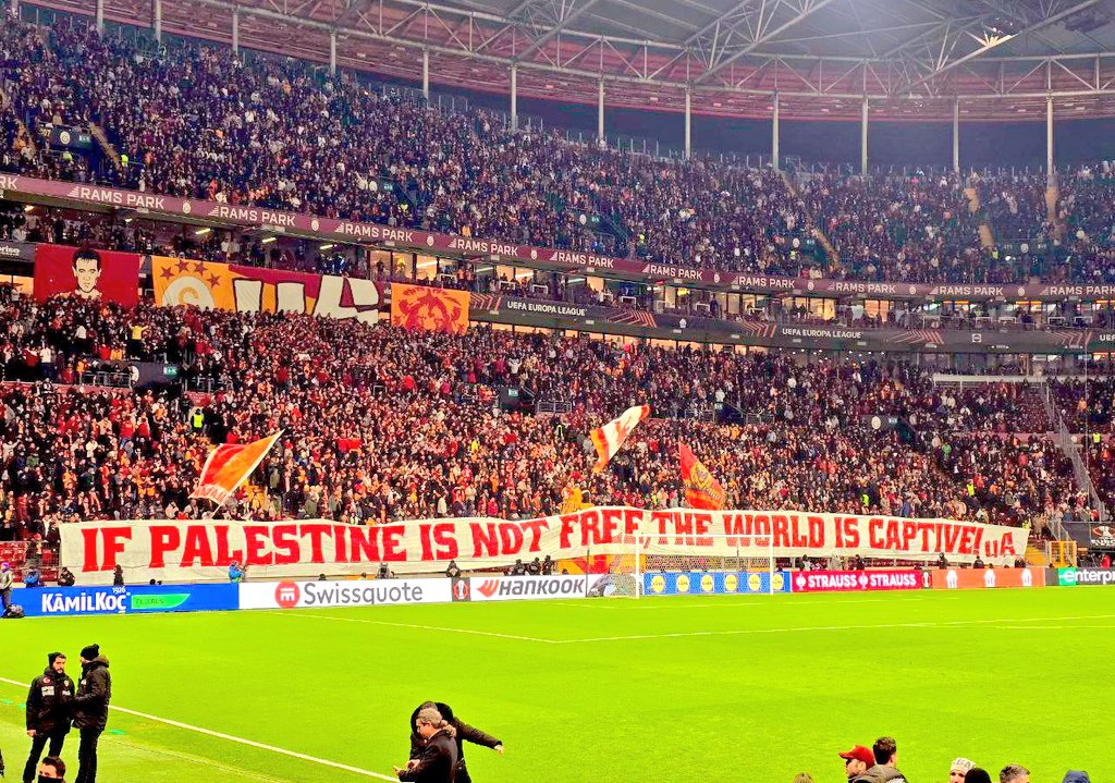 Maçı bırak yazılana bak Türkiye 

IF PALESTINE IS NOT FREE, THE WORLD IS CAPTIVE!

Filistin özgür değilse dünya tutsaktır!

#GSvAZ #AZvGS #karyağışı Sanchez 
AZ Alkmaar / Barış Alper / Cuesta