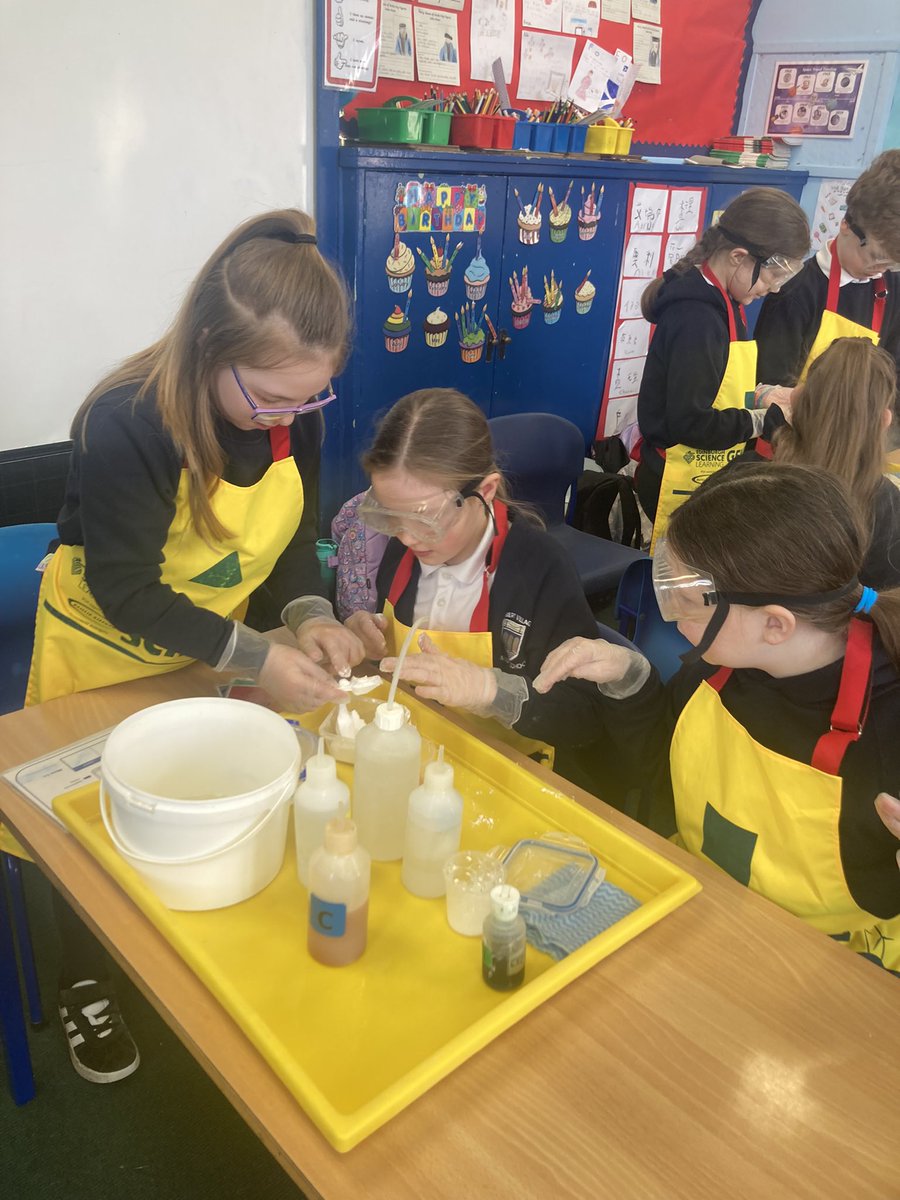 MrsLeslieLVPS's tweet photo. Our P5 classroom turned into a science lab today and we were the scientists! We carried out several experiments, to create colourful chemical reactions. #GenerationScience  🎇 🎆 https://t.co/lNI4WprFHP