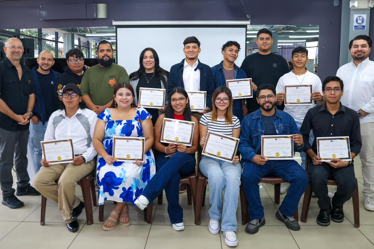 UEenElSalvador's tweet photo. 🎬📸 Impulsamos el talento juvenil en El Salvador

Hoy, junto a @TejidoSocialSv  celebramos el cierre del taller "Retratos de mi comunidad", donde 26 jóvenes descubrieron el mundo del cine y cómo utilizarlo para expresar ideas y transformar sus comunidades. 🎥✨

#EuroCineLab https://t.co/ouek36HZgX