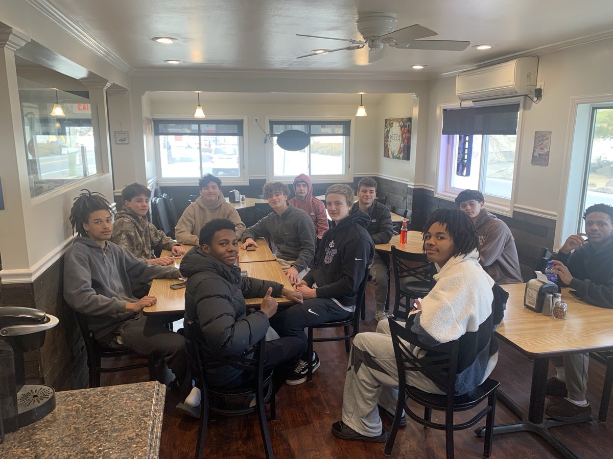HenHudBall's tweet image. Post practice day before sectional game lunch at Avellinos in Montrose. Thank you to Nat and his wonderful staff for having us and always supporting our program! 
⁦@KDJmedia1⁩ ⁦@lohudhoopsmbd⁩ 
#AnchorDown