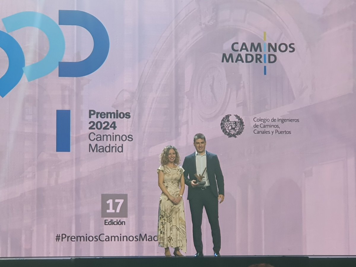 Comienza de entrega de los #PremiosCaminosMadrid con el Premio al #ICCP Joven de 2024: lo recibe Luis Alberto Herrero, de manos de <a href="/SoniaSurez3/">Sonia Suárez Moreno</a>, vocal de <a href="/caminosmadrid/">Ing. Caminos Madrid</a>. ¡Enhorabuena al premiado!
