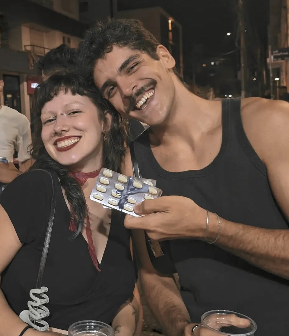 pedrocagracioli's tweet photo. minha amiga luiza me deu de aniversario duas cartelas de estabilizador de humor obrigado amiga https://t.co/h4VFxYq47n