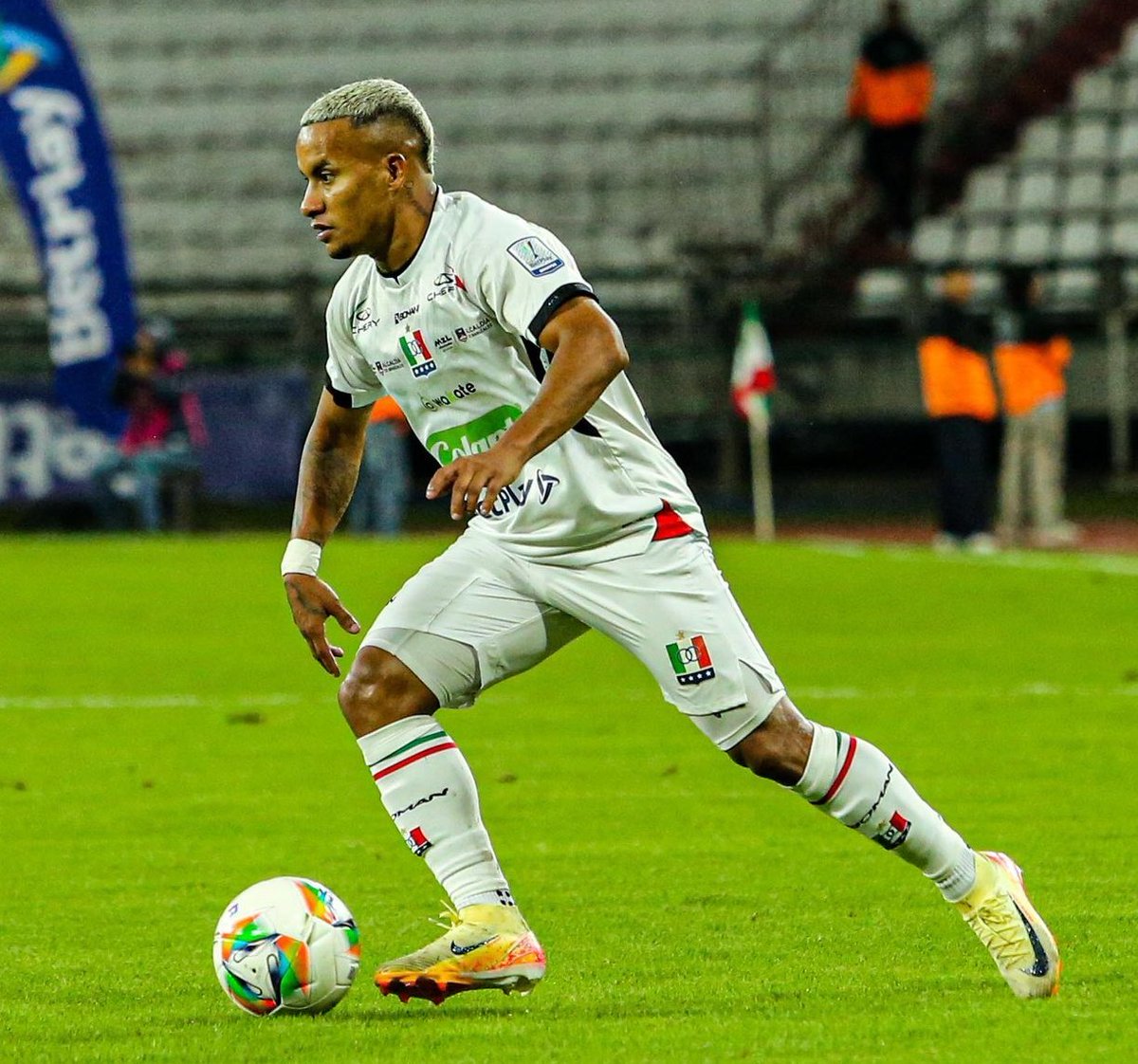 GOL ⚽ y ASISTENCIA 🅰️ de Dayro.         
GOL ⚽ y DOS ASISTENCIAS 🅰️🅰️ de Barrios.

Este par hizo y deshizo en el Clásico del Eje 🔥. ¡Jugadorazos!