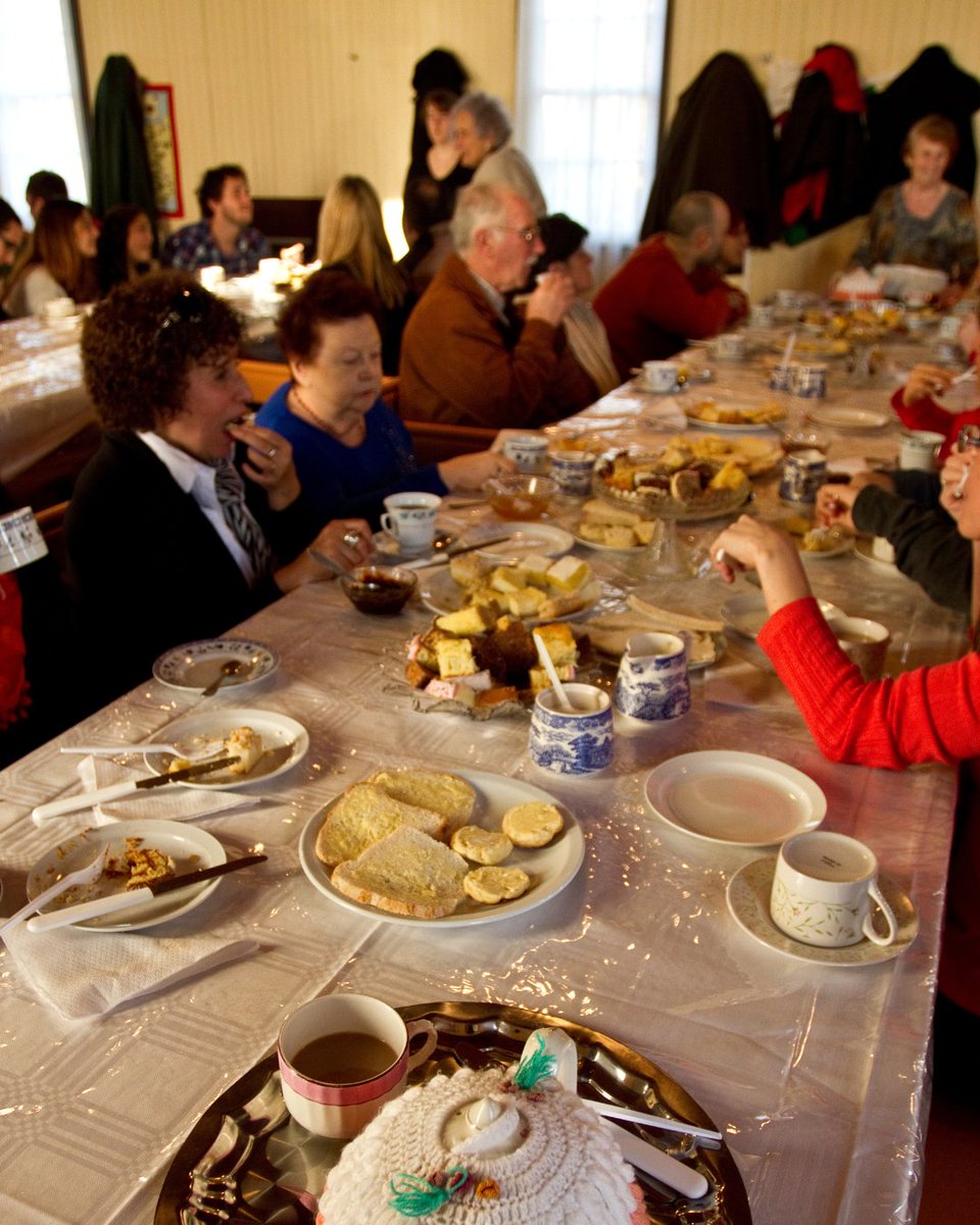 ✨ En Chubut, las casas de té galesas son una experiencia única: historia, tradición y una mesa llena de delicias caseras. 🫖🍰 Cada rincón está lleno de encanto, desde el mobiliario antiguo hasta las fotos de sus antepasados. Viví este ritual con sabor a historia y disfrutá de