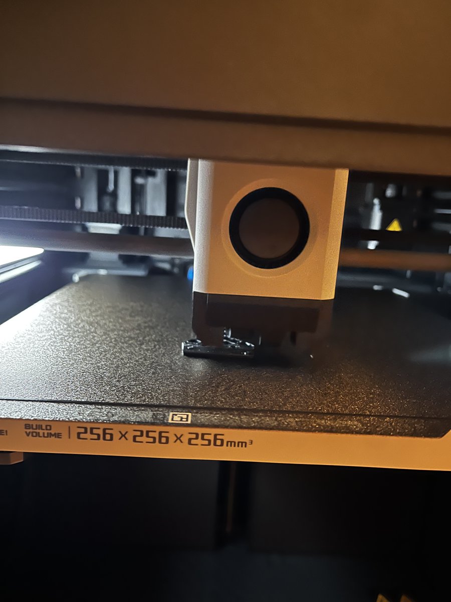 BjornIronside81's tweet image. So, Drucker läuft wieder. Ist aber doch nicht mal eben gemacht, Hotend vom Filament zu befreien. Die dünnen Kabel des Heizers sind leicht zu übersehen. Habe mir mal zur Vorsicht 3 Ersatz Hotends bestellt. #3DDrucker #3DPrinting