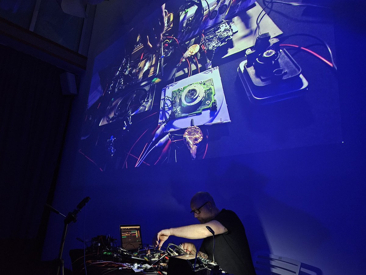 València Innovation Lab (@vlcilab) on Twitter photo LAB | Vibrando con el concierto del artista británico <a href="/simonwhetham/">simon whetham</a>, que inaugura la nueva temporada de #Superlab ✨️🎶
#Superlab10 #SuperSonic #Sonolab #MúsicaExperimental #AudioArte #Innovación <a href="/VLCInnovation/">València Innovation Capital</a> <a href="/AjuntamentVLC/">Ajuntament València</a> LAB | Vibrando con el concierto del artista británico <a href="/simonwhetham/">simon whetham</a>, que inaugura la nueva temporada de #Superlab ✨️🎶
#Superlab10 #SuperSonic #Sonolab #MúsicaExperimental #AudioArte #Innovación <a href="/VLCInnovation/">València Innovation Capital</a> <a href="/AjuntamentVLC/">Ajuntament València</a>