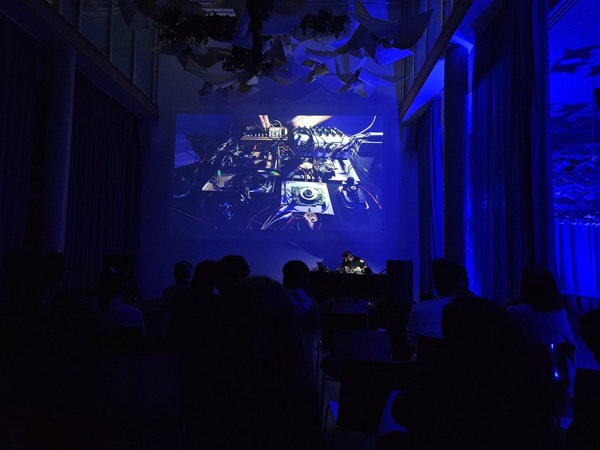 vlcinnovation's tweet photo. LAB | Vibrando con el concierto del artista británico @simonwhetham, que inaugura la nueva temporada de #Superlab ✨️🎶

#Superlab10 #SuperSonic #Sonolab #MúsicaExperimental #AudioArte #Innovación @VLCInnovation @AjuntamentVLC https://t.co/vmUOwOgyBs