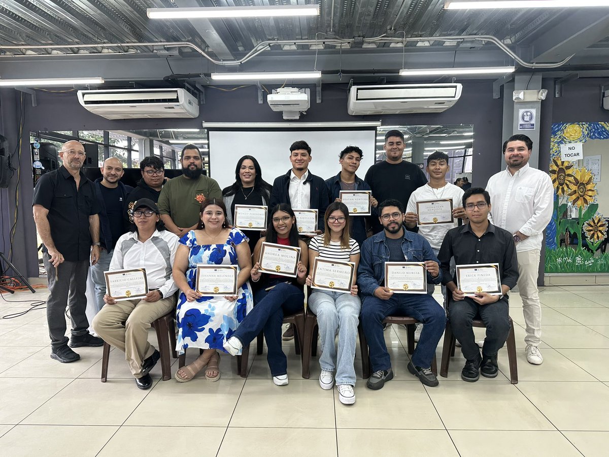 FrancoisRoudie's tweet photo. Junto a la @TejidoSocialSv, celebramos el talento de 26 jóvenes que exploraron el cine en el taller "Retratos de mi comunidad". Aprendieron sobre guion, iluminación y producción, impulsando su creatividad y futuro. 🎬✨

¡El arte transforma! #EuroCineLab https://t.co/i2WYc9xzov