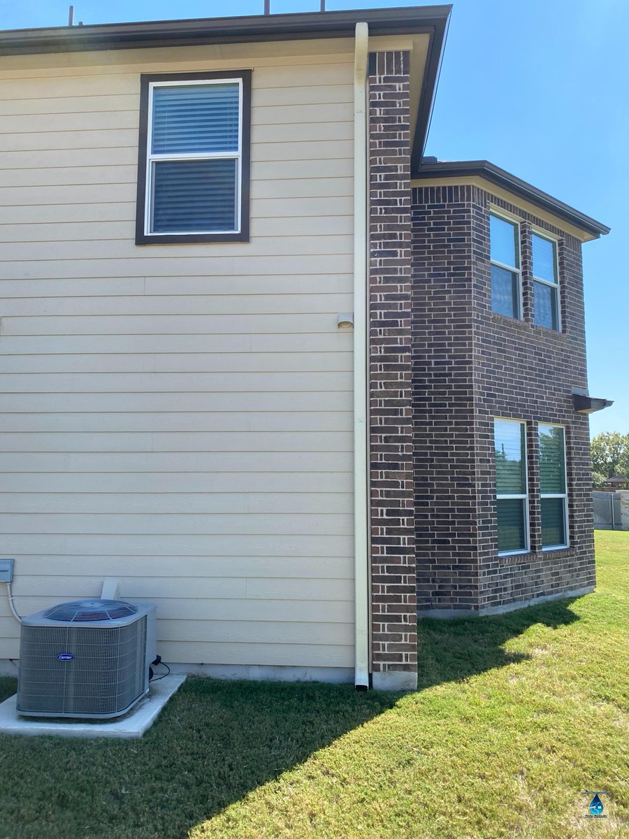 _seamlessgutter's tweet photo. 💧✨ Another stunning installation complete! Our team just added 6-inch gutters and 3x4 downspouts to this beautiful home. Ready to enhance your home's protection? 🌧️ Call us today for your FREE consultation! #GutterGoals #HomeImprovement #PeaceOfMind
5...
https://t.co/9yAwP26JWU https://t.co/IUlSimaErW