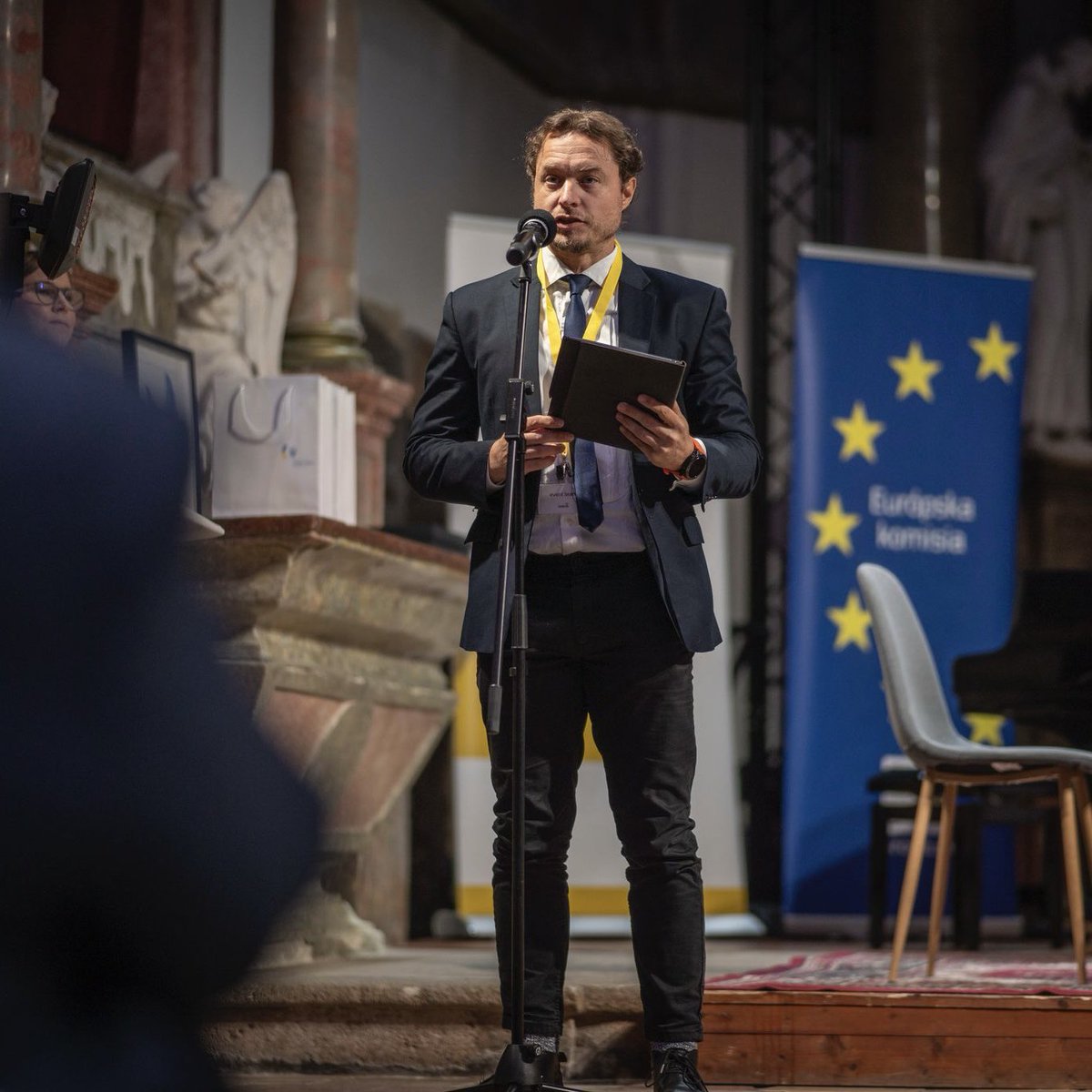 Ambrela_org's tweet photo. Práve si v kostole Klarisiek v BA pripomíname #3rokyvojny a tiež #3rokypomoci – na #commemoration evente z dielne našej platformy #Ambrela. Pripravili sme program s diskusiou k obnove Ukrajiny, oceňovaním osobností a predstavením príkladov pomoci. 💙💛
#standWithUkraine #aid #EU https://t.co/IBIF1BgOPJ