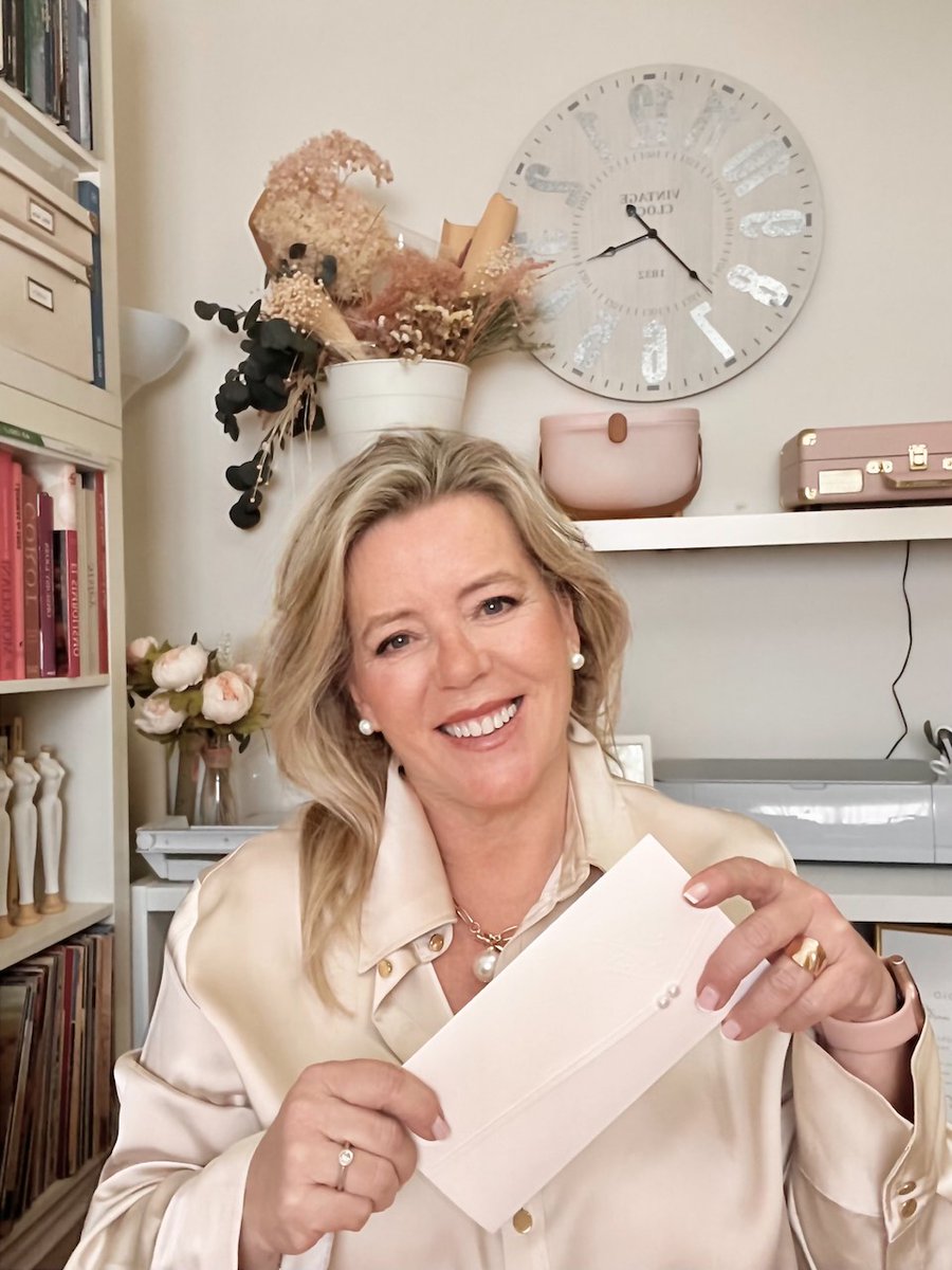 Buenas tardes
Hoy, en telademoda.com, el trabajo de Alicia Ávila(aliceandcowedding.com) para que tengas una boda de lujo.