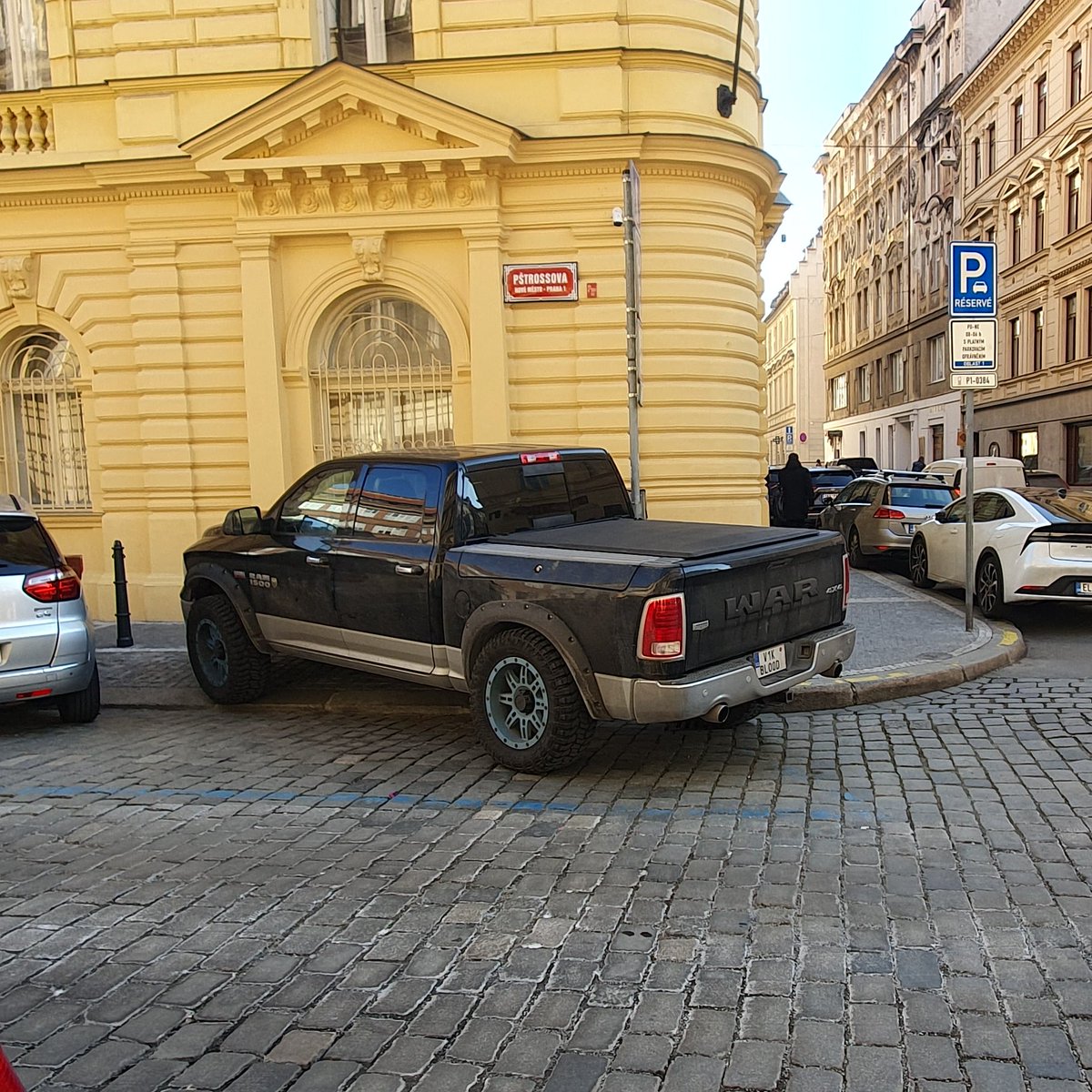 Parkování v Praze tweet media