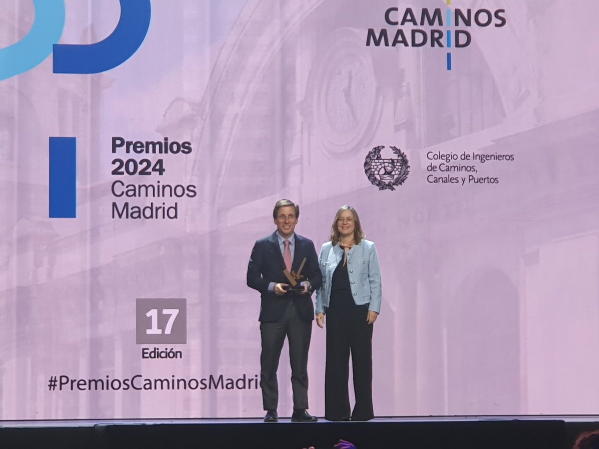 caminosmadrid's tweet photo. Premio a la Mejor Actuación de Servicio Público para ‘M30: 50 años al servicio de los madrileños’. Recoge este galardón @AlmeidaPP_, alcalde de @MADRID, de manos de @lolaestp, decana de @caminosmadrid. ¡Enhorabuena por esta impresionante infraestructura! https://t.co/Tb7jqFqM7I